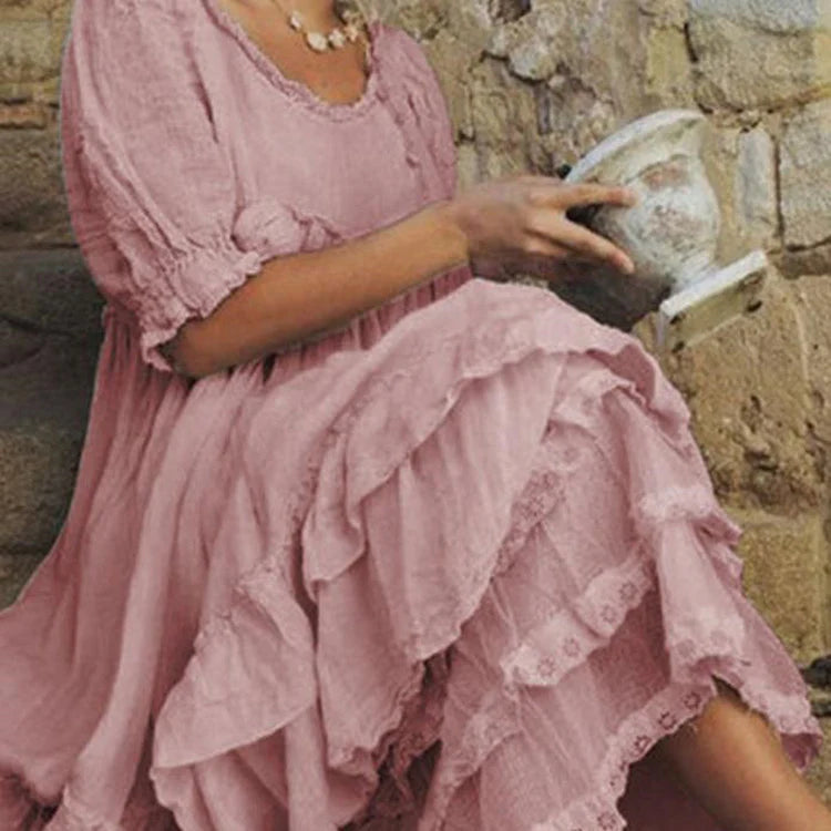 Margit - Elegancka i Lejąca Sukienka Boho z Falbanami