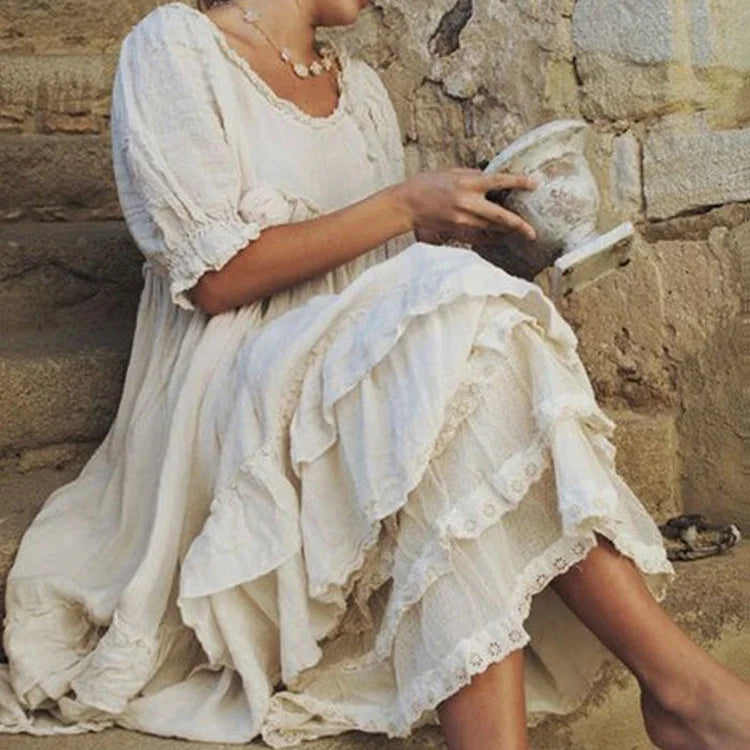 Margit - Elegancka i Lejąca Sukienka Boho z Falbanami