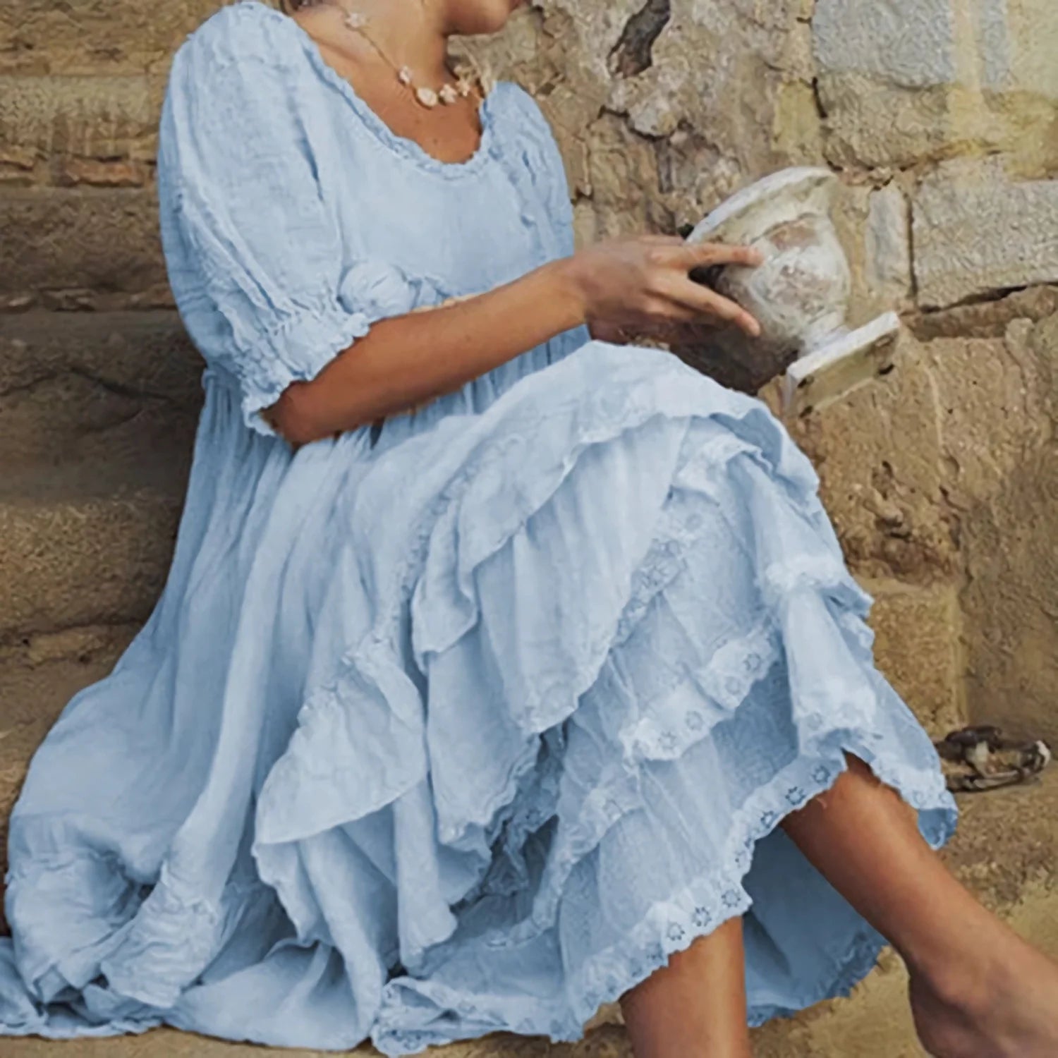 Margit - Elegancka i Lejąca Sukienka Boho z Falbanami